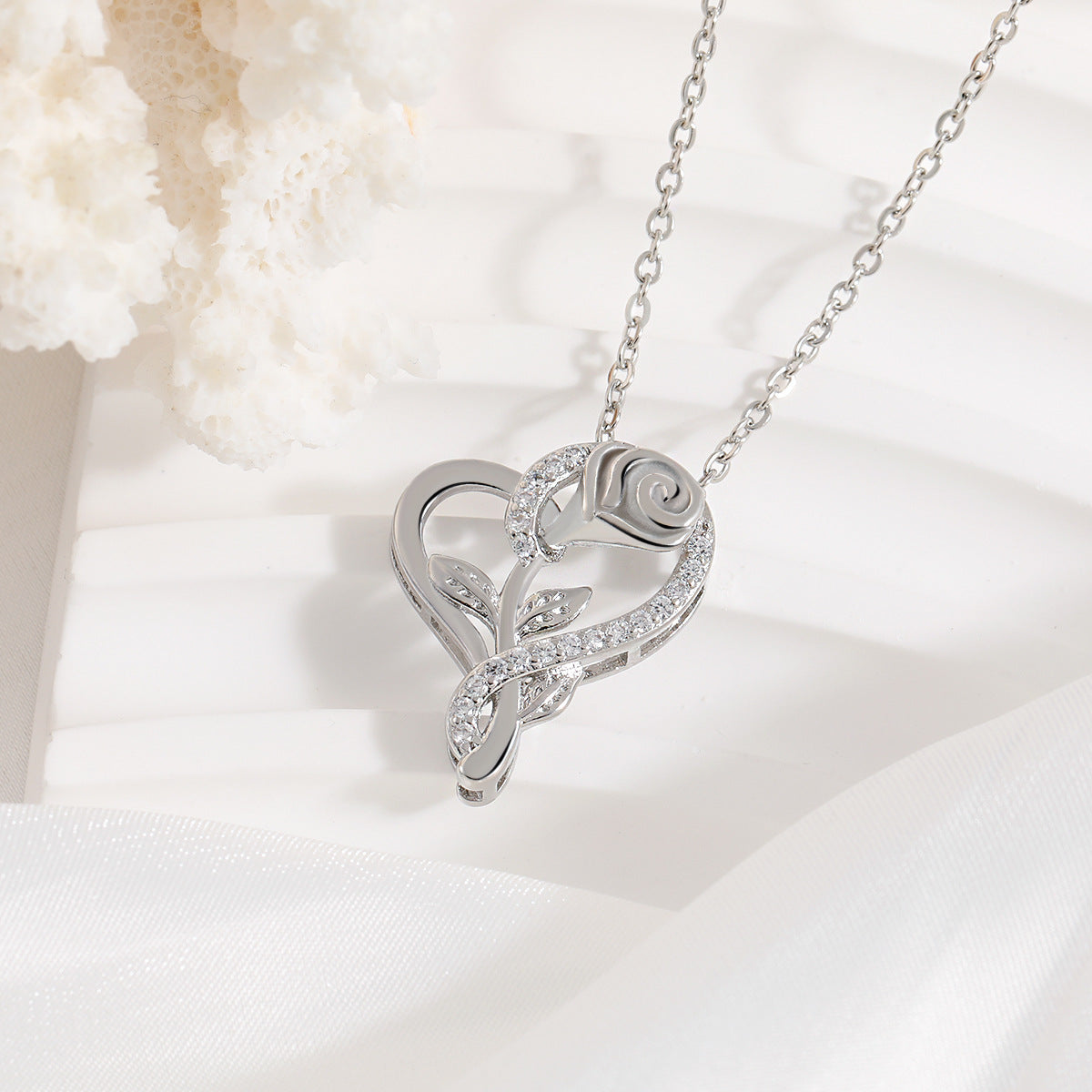 Heart-shaped rose necklace